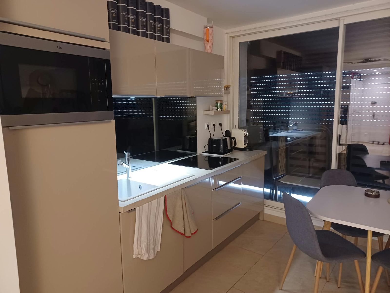 Cuisine équipée avec four, plaque à induction et coin repas