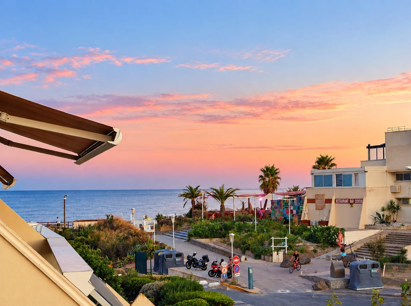 Front de mer et restaurant au coucher du soleil