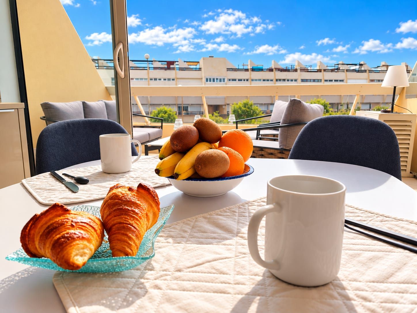 Petit-déjeuner avec croissants et fruits frais