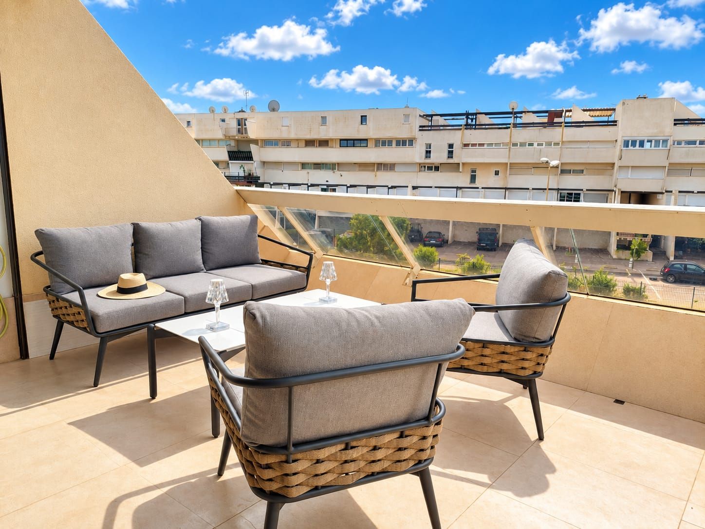 Salon de terrasse en plein soleil