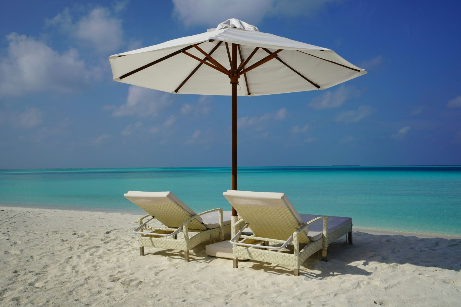 Transats et parasol sur la plage